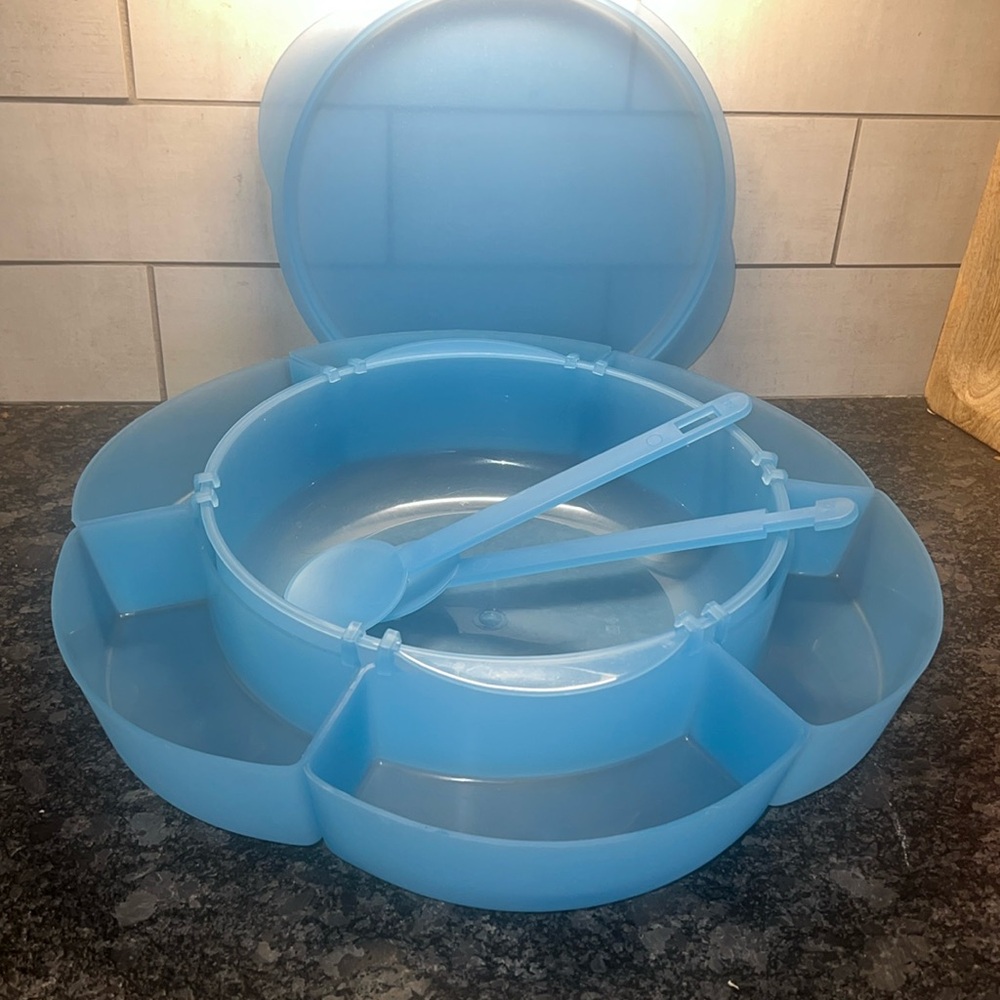 Salad bowl with lid, serving utensils and side hanging bowls. New without tag
